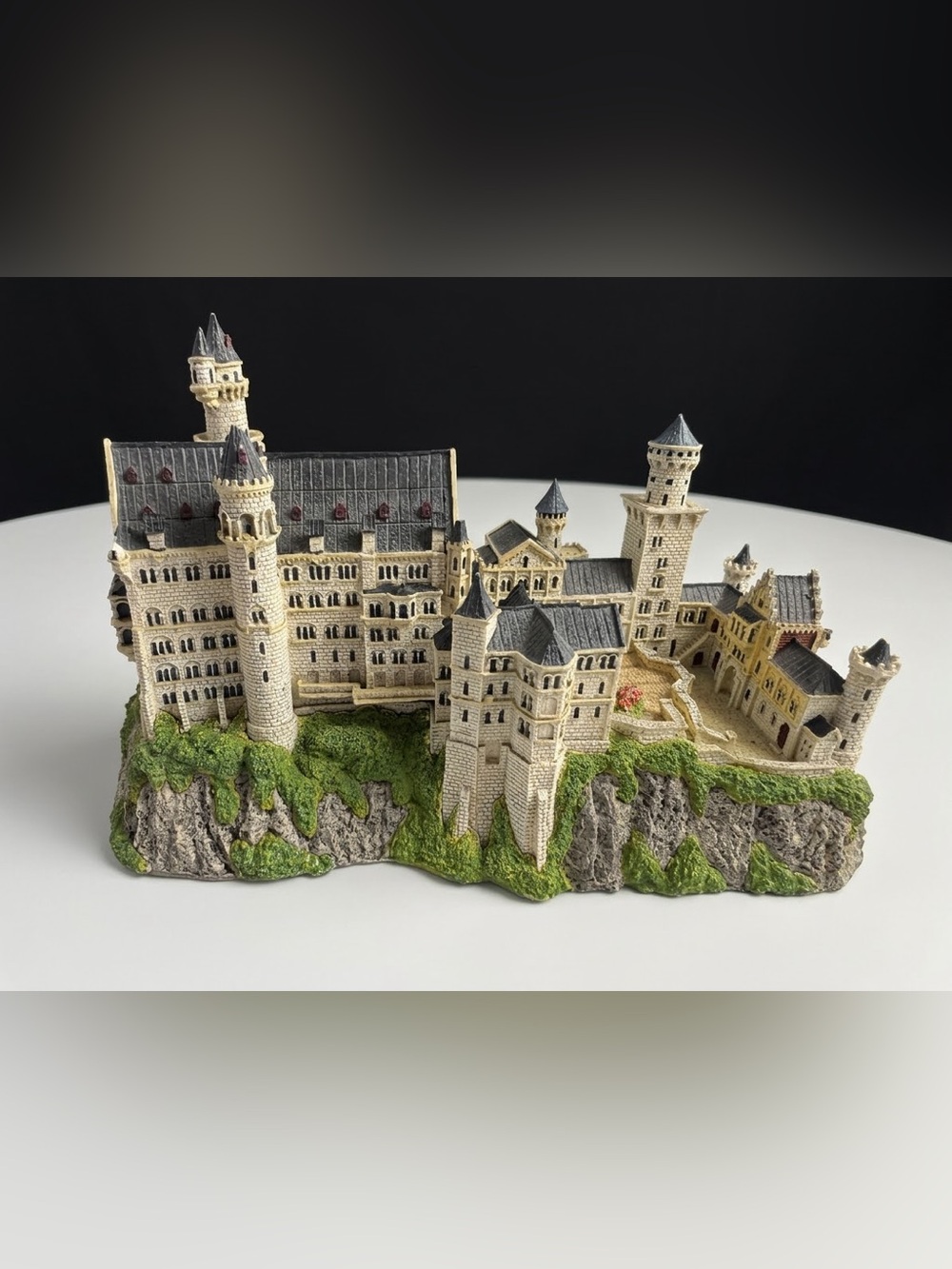 Danbury Mint Enchanted Castles of Europe Neuschwanstein Resin Sculpture 1993